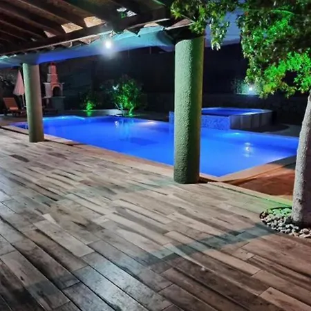 Private Pooled In Nature فيلة